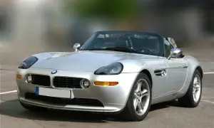 Srebrny kabriolet BMW Z8 z lat 2000-2003, z charakterystycznymi podwójnymi nerkami i okrągłymi reflektorami.