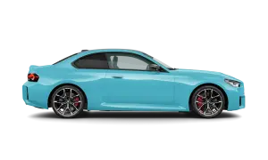 Błękitne BMW M2 G87 z czarnymi felgami i czerwonymi zaciskami hamulcowymi, prezentujące sportowy profil na czarnym tle.
