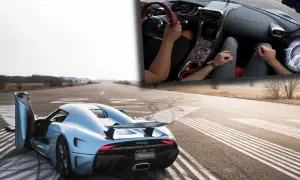 Błękitny Koenigsegg Regera z otwartymi drzwiami na pasie startowym. W środku widać kierowcę i prędkościomierz pokazujący 304 km/h.