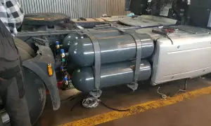 Ciężarówka z zamontowanymi butlami na gaz ziemny (CNG). To ekologiczne paliwo dla pojazdów.