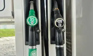 Dwa dystrybutory paliwa na stacji. Zielony z napisem "95 E10" i czarny z napisem "ON B7". Wybieram benzynę 95.