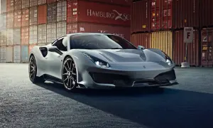 Srebrne Ferrari 488 Pista błyszczy na tle kontenerów portowych.