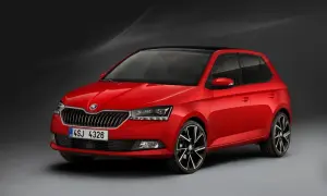 Czerwona Skoda Fabia Monte Carlo z czarnym dachem i sportowymi felgami, gotowa na miejskie wyzwania.