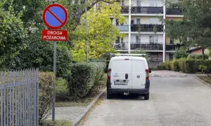 Biały Fiat parked on a fire lane. Sign "Droga pożarowa" and prohibition sign warn about potential mandat za parkowanie na zakazie.