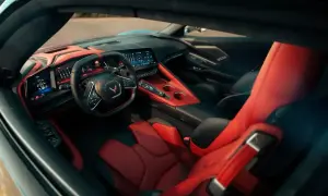Wnętrze Chevrolet Corvette C8 z czerwono-czarnymi skórzanymi fotelami i nowoczesną deską rozdzielczą.
