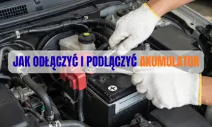 Ręce w białych rękawiczkach odkręcają kluczem śruby przy akumulatorze samochodowym. Poradnik: jak odłączyć akumulator.