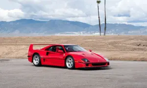 Czerwone Ferrari f40 na tle plaży i gór. Ikona motoryzacji gotowa do jazdy.
