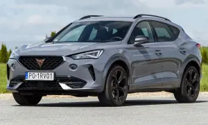 Szary Cupra Formentor 2025 z czarnymi felgami i miedzianym logo na grillu, gotowy na jazdę.