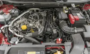 Silnik benzynowy 1.6 MPI w samochodzie, z widocznymi przewodami, turbosprężarką i akumulatorem.