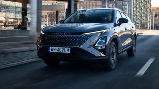 Omoda 5 na drodze, kierowca za kierownicą. Zastanawiasz się nad omoda 5 spalanie? Ten SUV prezentuje się dynamicznie.