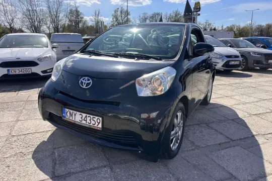 Czarny Toyota iQ na parkingu, gotowy do jazdy.