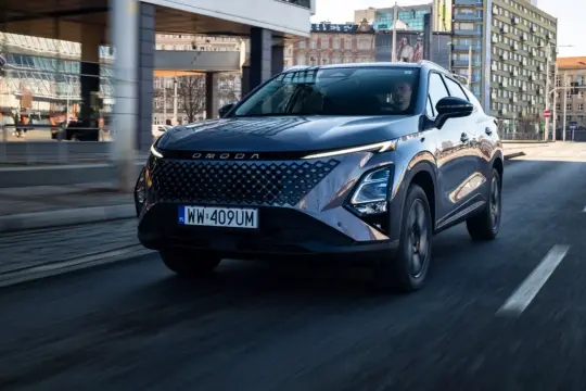 Omoda 5 na drodze, kierowca za kierownicą. Zastanawiasz się nad omoda 5 spalanie? Ten SUV prezentuje się dynamicznie.