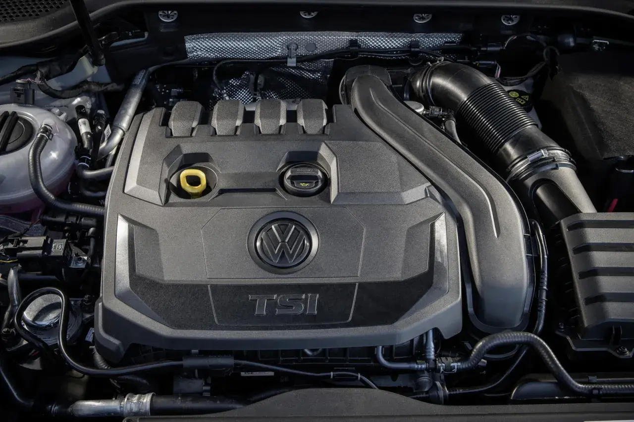 Silnik TSI Volkswagena, z widocznym logo i oznaczeniem modelu.