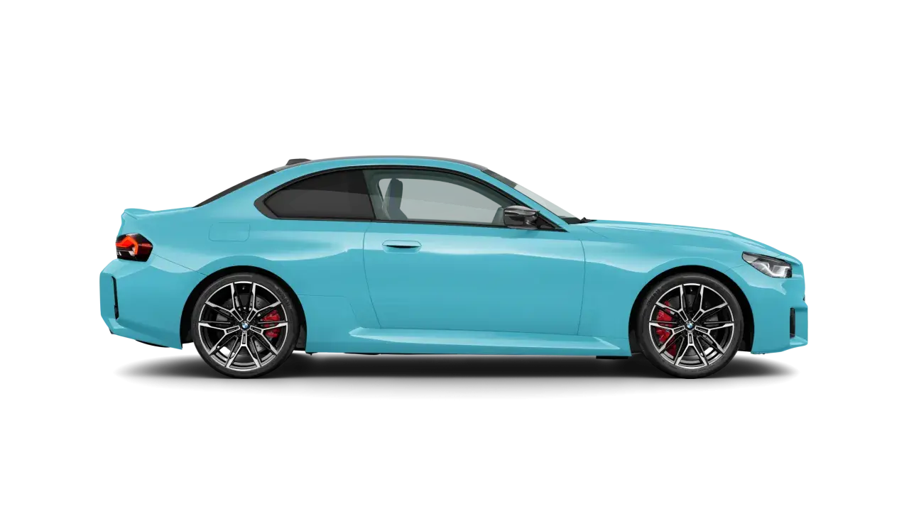 Błękitne BMW M2 G87 z czarnymi felgami i czerwonymi zaciskami hamulcowymi, prezentujące sportowy profil na czarnym tle.