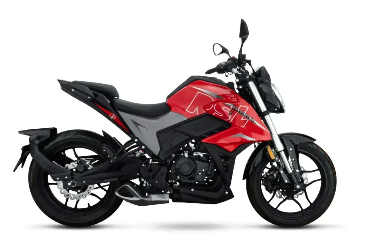 Czerwony motocykl z szarymi wstawkami, idealny na pierwsze prawo jazdy a1. Dynamiczny wygląd i sportowy charakter.