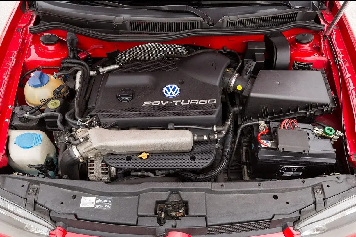 Silnik 20V-TURBO z logo VW. Choć nie jest to kei car, to serce tego czerwonego auta jest gotowe do drogi.