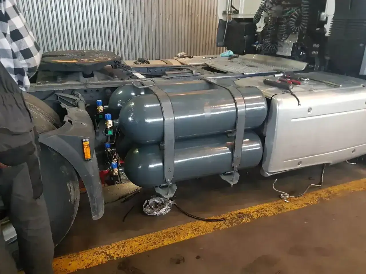 Ciężarówka z zamontowanymi butlami na gaz ziemny (CNG). To ekologiczne paliwo dla pojazdów.