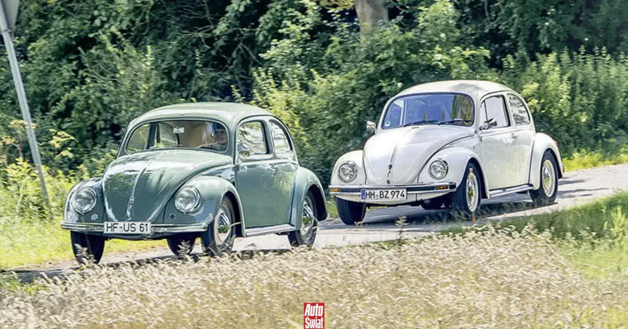 Dwa klasyczne garbusy, zielony i biały, jadą drogą wśród zieleni.