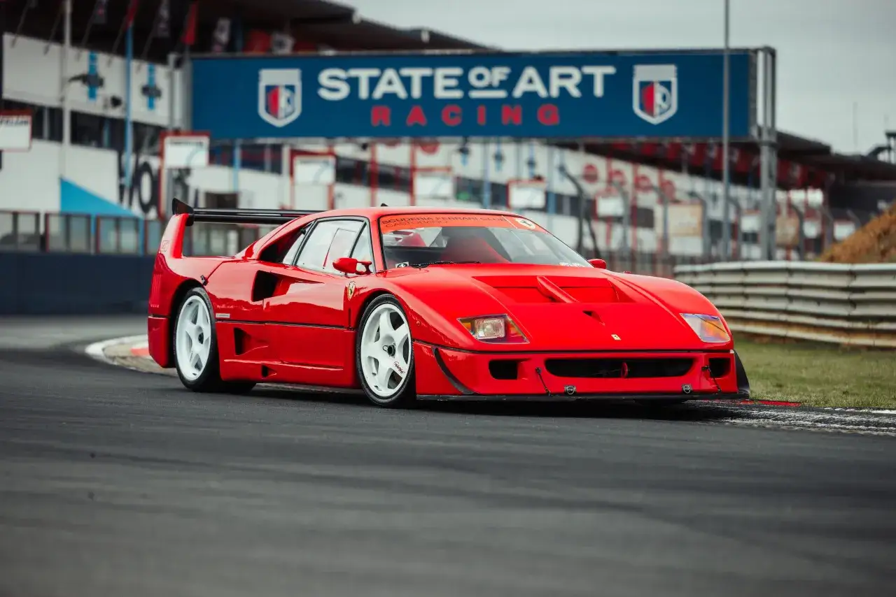 Czerwone Ferrari f40 na torze wyścigowym, z napisem 