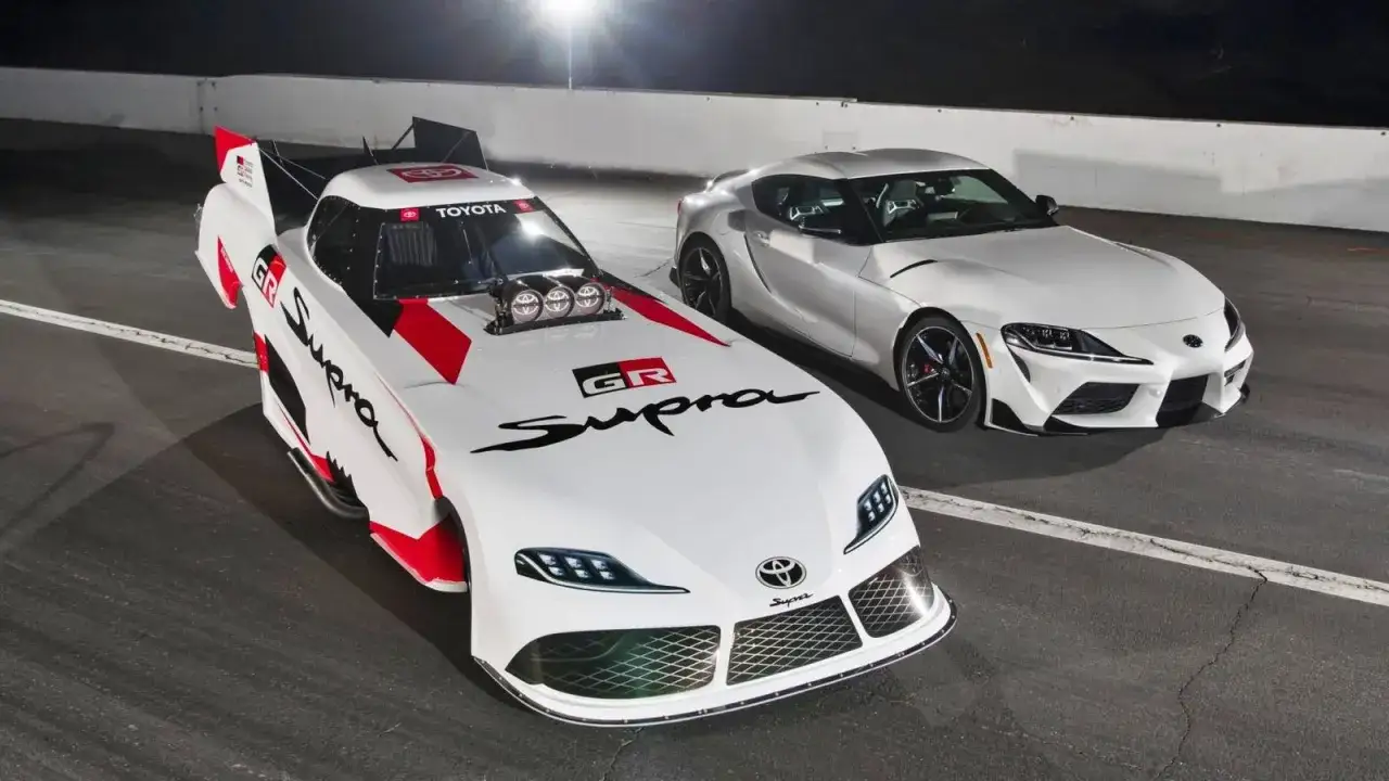 Dwa białe, sportowe auta Toyota Supra: jeden to potężny dragster, drugi to elegancki samochód drogowy.