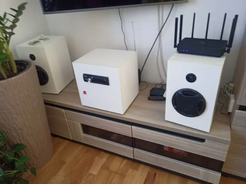 Zdjęcie Jak podłączyć radio samochodowe w domu - uniknij najczęstszych błędów