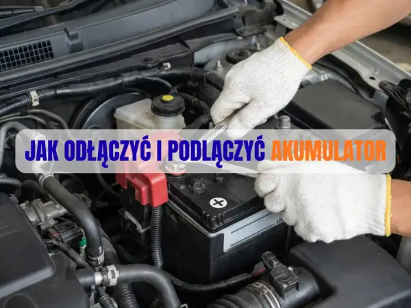 Ręce w białych rękawiczkach odkręcają kluczem śruby przy akumulatorze samochodowym. Poradnik: jak odłączyć akumulator.