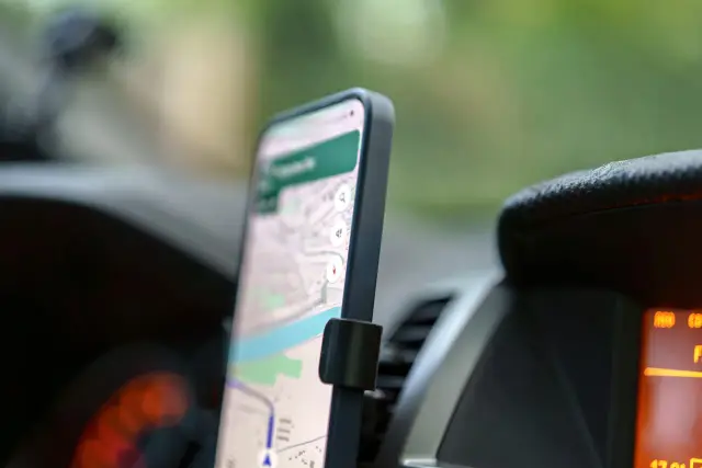 Smartfon z mapą na ekranie, zamontowany w samochodzie. To najlepsza nawigacja na telefon za darmo, która ułatwi Ci każdą podróż.
