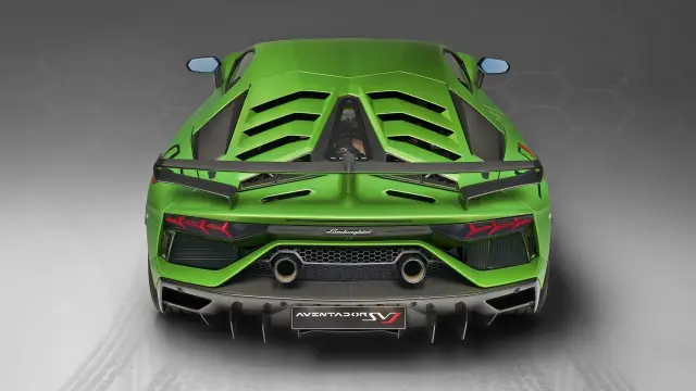 Zielony Lamborghini Aventador SVJ z masywnym skrzydłem i podwójnymi wydechami.